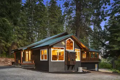 Image de New! Secluded cabin, hot tub, hidden in the trees, close to Roslyn