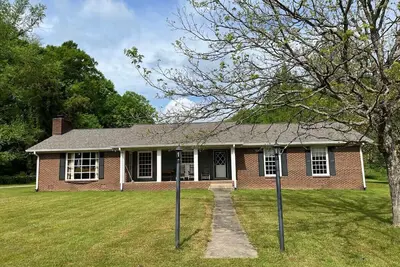 Image de Southern Hospitality Ranch house w/ hot tub option 2br