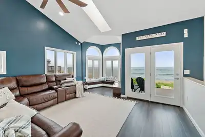 Image de Coastal Modern Beachfront Chalet, sleeps 10+