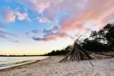 Image de Sandy Beachfront Bliss ~ Erie Waterfront ~ Wifi ~ Firepit ~ Bbq