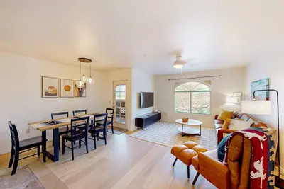 Image de Charming condo with mountain views, pool, Ac, & washer/dryer