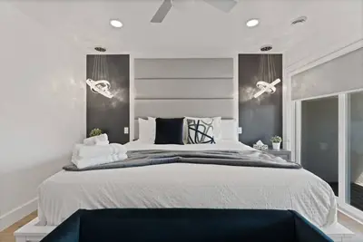 Image de 3 Level, 3 bedroom with Magnificent Lakeview