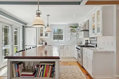 Image de Elegant & Stylish, Walk to Beach & Dock Square