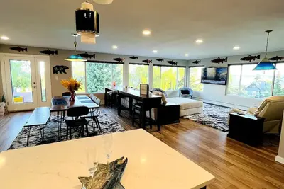 Image de Unobstructed Waterfront views, downtown, trails!