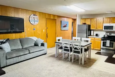 Image de Waterfront unit! Walk to shops, dining, & trails!