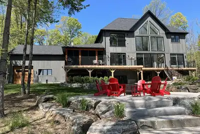 Image de Your Sun-Drenched Lakeside Retreat