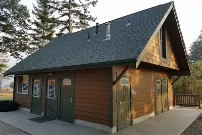 Image de Glamping in style with shared showers and restrooms. Sleeps 3 adults comfortably