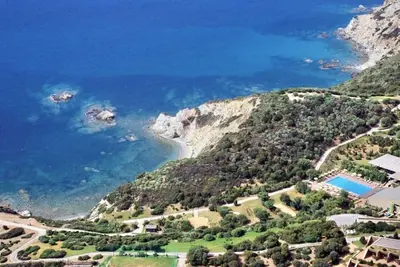 Image de Two-room apartment of approximately 42 m2 with air conditioning composed of a living room with Tv, foldaway bed and single sofa bed, kitchenette equipped with electric hobs and fridge. Bedroom with double bed, bathroom with shower and hairdryer, shaded ve