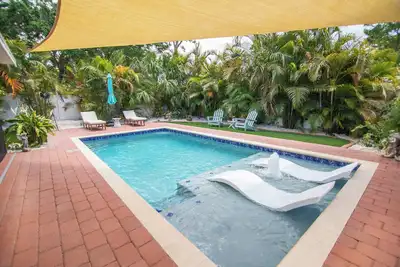 Image de CasaHelena:5min to Beaches-Irb-Clearwater-Poolside Paradise-BBQs- Heated Pool! 🏊‍♂️