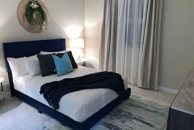 Coastal Vibe High-Rise Luxury 2br - 24hr Security