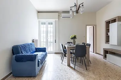 Image de Bright and spacious apartment of about 130 sqm, able to accommodate up to 5 people, located on the first floor of a building without elevator (stairs to access). The property is located in a quiet area in the heart of the center of Viareggio, a few minute