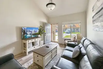 Image de Adventure awaits at this townhome in Donnelly!