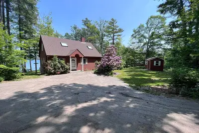 Image de This waterfront Cundy's Harbor classic is the perfect spot for family and friends.