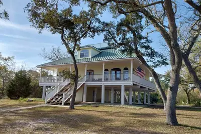 Image de Kathys House sits on the bay in Carrabelle. No neighbors! A view with privacy.