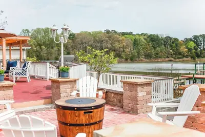 Relaxing Riverfront Getaway in Philips Lake