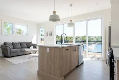 Image de Spectacular 2 Bedroom Lakehouse!