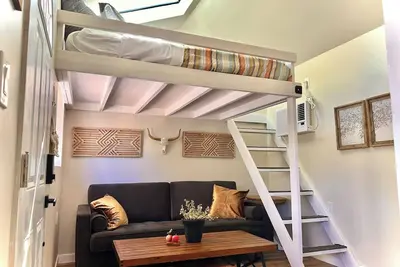 Image de Tiny Farmhouse Cottage with Loft - Drift Asleep by Stargazing through Skylight