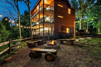 Image de \"Swimming In Views\" in a 4 Bedroom Mountaintop Pool Cabin