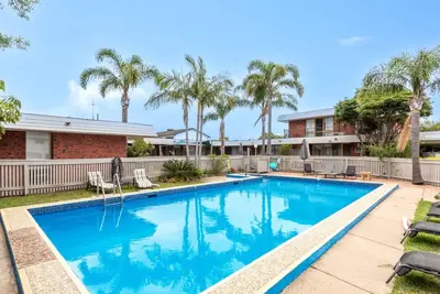 Image de Your 2 bedroom seaside sanctuary - short stroll to beach & township.