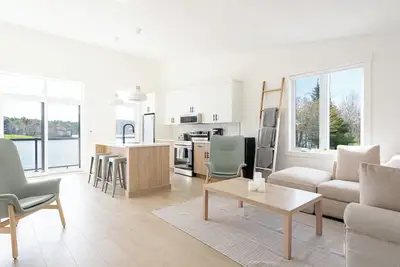 Image de Spectacular 3 Bedroom Lake House!