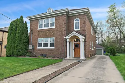Image de 1920’s Luxury Rockford Retreat - Lower Unit