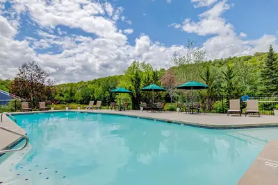 Image de Cozy condo centrally located to town and skiing with rec center amenities