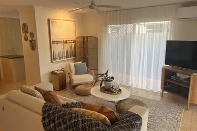 Image de Beautiful Bright Burleigh Base with Beaches, boutiques, brunches and beyond.