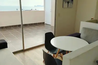 Image de Confortable Big Bedroom with seaview and Private Bath close to airport.