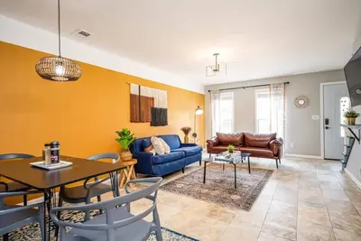 Image de Entire Home in Norcross, Upgraded!