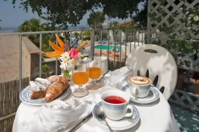 Image de A 5-minute walk to the sea and the famous Poseidon Gardens.