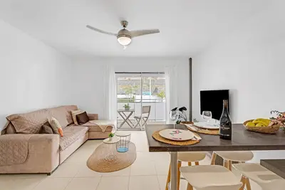 Image de Appartement de vacances 'Bajamar En Armonía' avec vue sur la montagne, piscine partagée et Wi-Fi