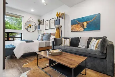 Image de Vibrant Dt Atx Studio | Mins to Rainey St | Patio