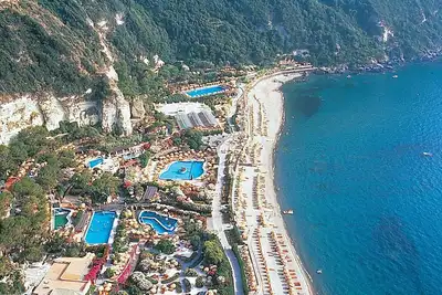 Image de A 5 minutes de la mer, les Jardins de Poséidon avec piscine, wifi, parking.