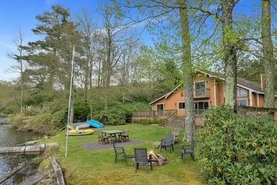Image de Lakefront | Private Dock | Family Friendly | Kayaks | Hot Tub | Row Boat | Fireplace