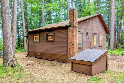 Image de Fernwood Cabin | Riverside Retreat | Firepit, Kayaks, Dog-Friendly