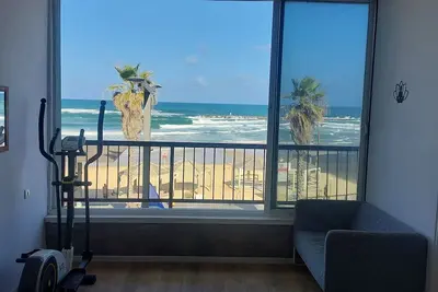 Image de Banana beach front Aparthotel Tlv, 3br, Ac, center