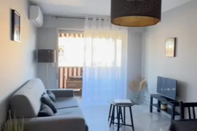 Image de Antibes. Très beau 2 pièces. Terrasse, climatisation. 10 min à pieds du centre.