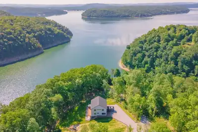 Image de Brand new custom lake house with breathtaking panoramic views
