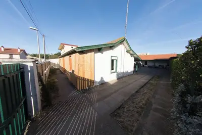 Image de Maison fond de jardin située à 100 m de la plage. 2 chambres pour 7 personnes