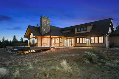 Image de Gorgeous, Private 6, 000+ sq ft Sisters Lodge has Three Suites, Views, Hot Tub!
