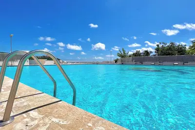 Image de Turquoise Horizon - Ocean, Mountain & Marina Views