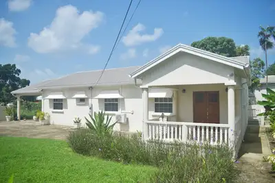 Image de Luxury Three Bedroom Two and 1/2 Bathroom Bungalow Close to Beach\n