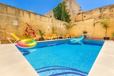 Image de 300y/o Gozo Country Villa: pool, games, sleeps 14
