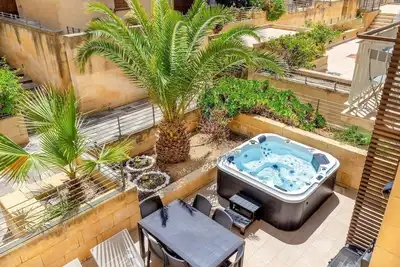 Image de Fort villa retreat: Jacuzzi, pools, 2 min to ferry