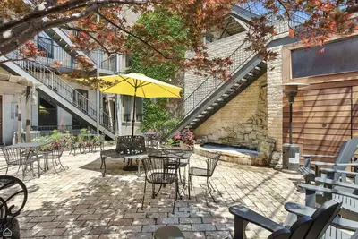 Image de Your Own 8 Bedroom Private Inn and Event Space, Urban Garden Included