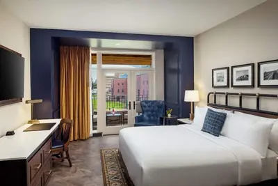 Image de City Sophistication: Large Suite near Southlands Shopping Center! Dogs Allowed!