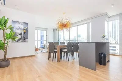 Luxury 2 Br apt free parking and balcony