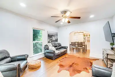 Image de Bright Woodland Apartment: Walk to Main Street