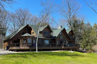 Image de Spend the summer at this pristine house on Grand Traverse Bay!