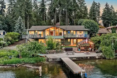 Image de Lakefront Home with Hot Tub, Kayaks, Fire Pit, & Breakfast Included